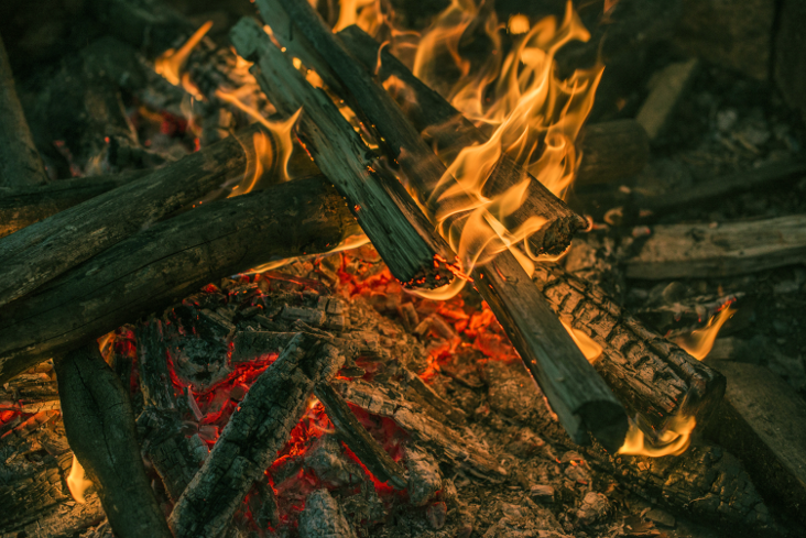 Ilustração (fogueira para a ssar o pintado na telha)