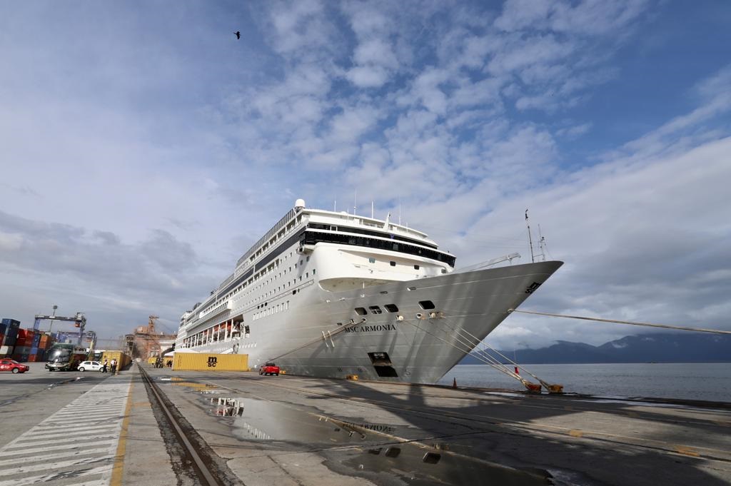 Navio com 2 mil turistas chega a Paranaguá e pode colocar Paraná na rota de cruzeiros