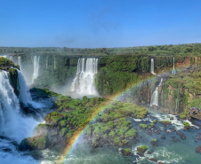 Alta na visitação aquece turismo em Foz do Iguaçu e Litoral.