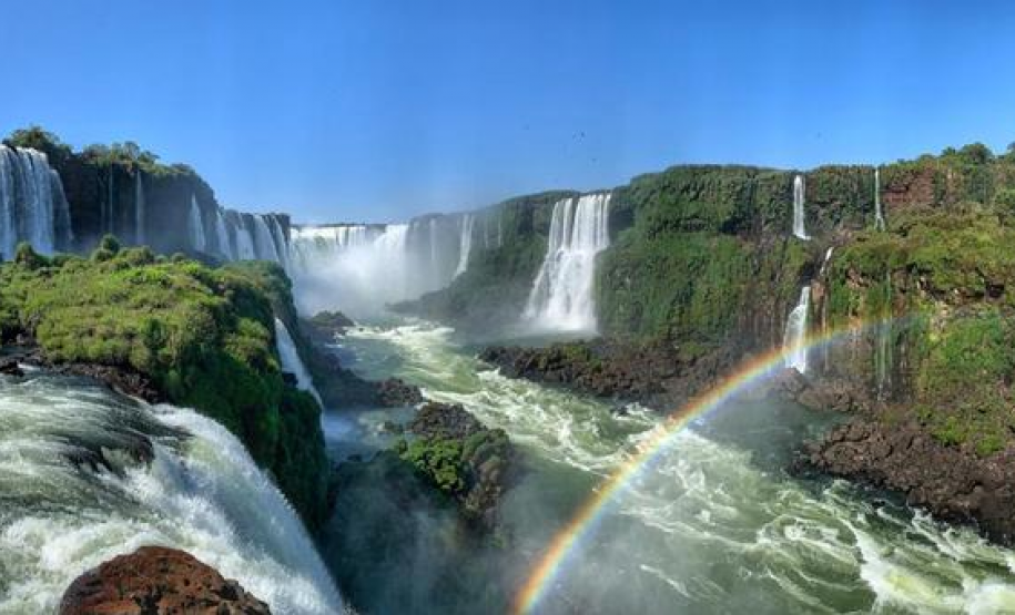 Alta na visitação aquece turismo em Foz do Iguaçu e Litoral.