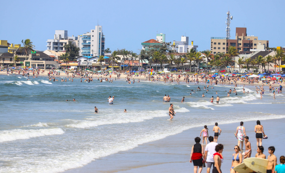 Alta na visitação aquece turismo em Foz do Iguaçu e Litoral.